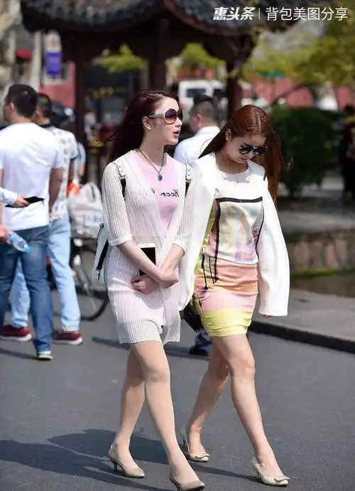 路人街拍,美女内搭一件蕾丝的黑色抹胸,更加的有女人味