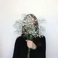 求一个女生手里拿着一朵花,带字的qq头像