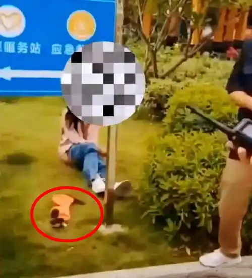 广东网传22岁女孩被男子当街凌辱,衣服摆一地,12天后警方回应