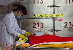 高清年轻的遗体化妆师