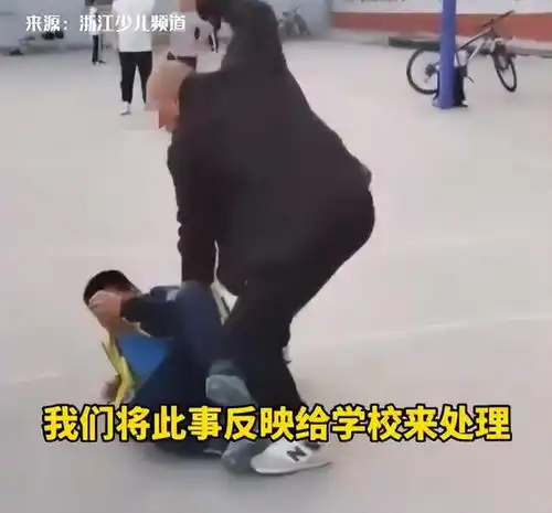 河南一9岁男孩,在校门口被家长殴打,知情人他经常霸凌同学