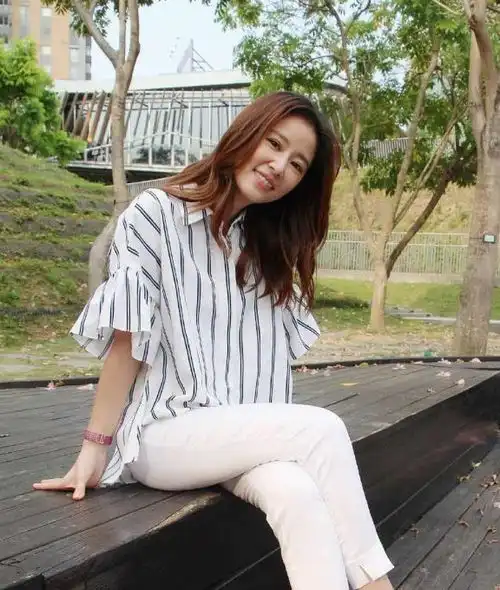 林心如剪短发后晒素颜美照,波波头发型配空气刘海,少女感依旧
