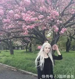 日本街头突现白发和服魔女,本以为是老奶奶却回眸一笑百媚生