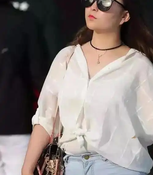 微胖女人的紧身牛仔裤,饱满紧绷的背影,裤子被撑到变形