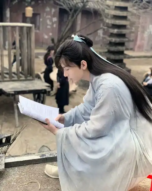 这张脸都涂白成这样了,还有人尬吹哥哥好帅