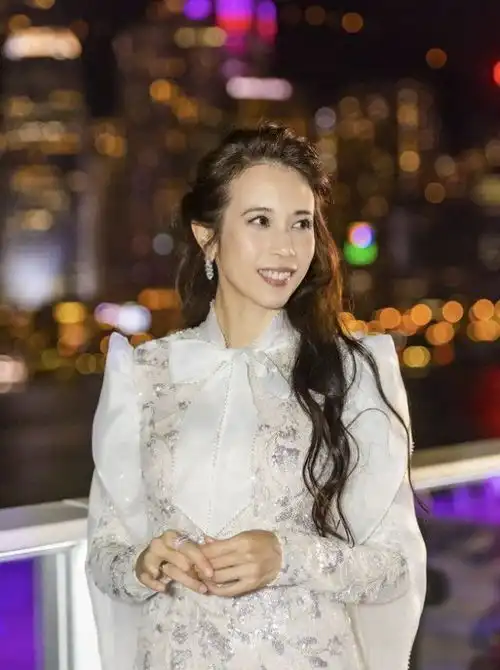 dg辱华三年后,莫文蔚公开穿该品牌服装亮相,还把照片设为头像