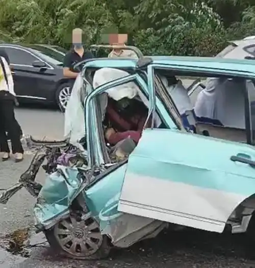 女司机驾车撞出租车,疑造成3死1伤,网友驾考应对女司机严格些