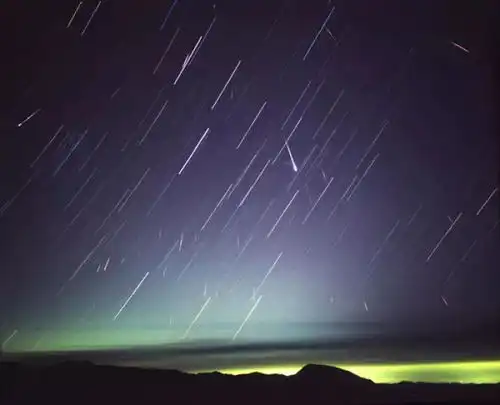 明晚记得抬头看月亮它将表演吞食星星