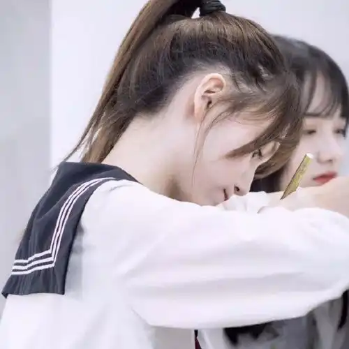 女生头像丨轻摸眼眶仍有余凉