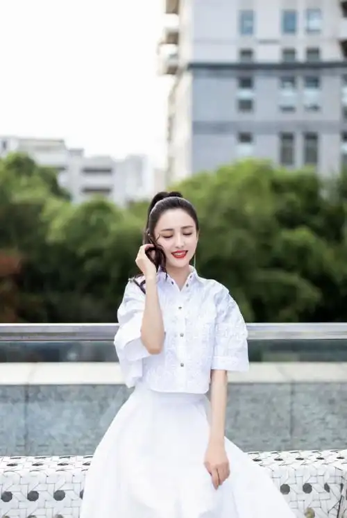 佟丽娅长得美气质更美,穿白裙优雅清纯,五官精致女生看了也心动