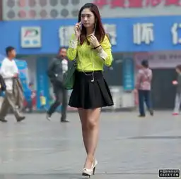 新华广场街拍的黑色短裙美女