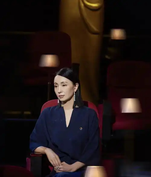 陶虹咏梅两大影后同台,短发陶虹更有女性魅力,咏梅气质吸引人