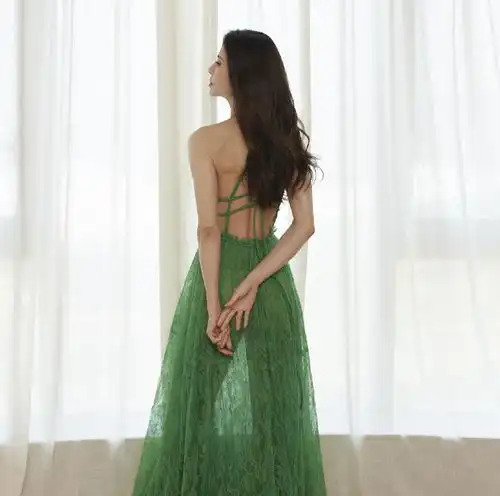 殷桃等中年女星背影杀年近半百仍似少女,胖一丝累赘瘦一点没味