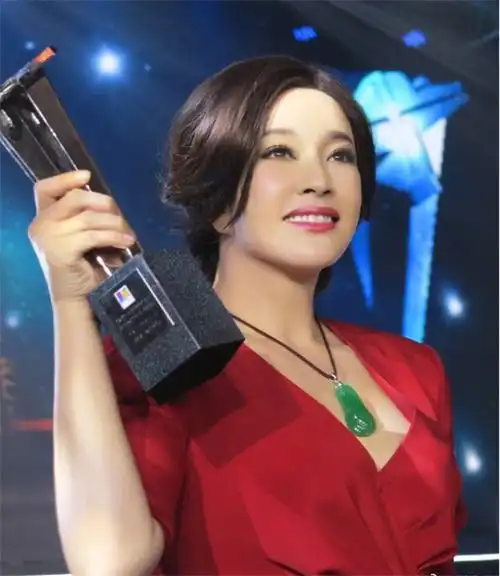女儿是那英力捧的歌手,丈夫身家30亿,她人人羡慕靠得却不是这些