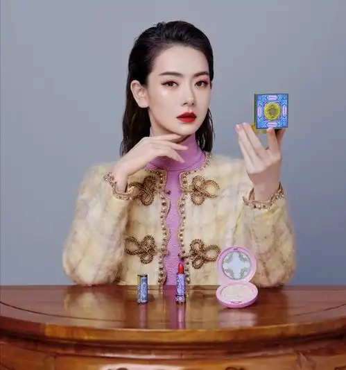 戚薇真的白皙漂亮,肩带筒裙,手臂漂亮,香肩锁骨超抢眼