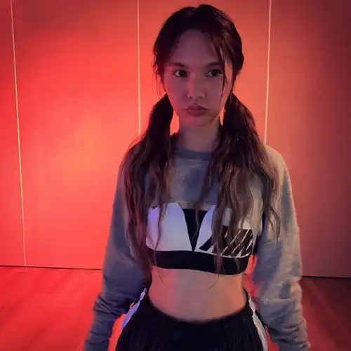 杨丞琳婚后更敢穿,上衣剪到只剩肩膀配运动背心,36岁女人味真浓