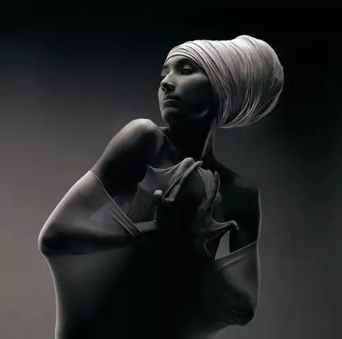 人体不再是欲望的表述,而是灵魂纯净的升华.