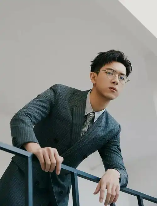 难怪李现是那么多人的现男友穿一袭丝绒红西装,真是绝了