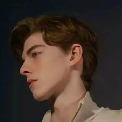 头像眼前一亮的男生头像