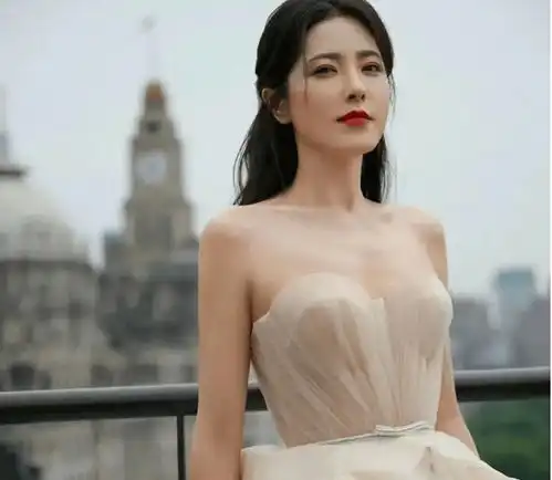 曾黎的上衣薄如蝉翼,风韵犹存,百年一遇的中戏美人,名不虚传