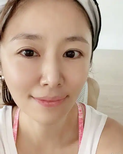 45岁林心如晒美照,长发飘飘,淑女极了