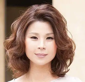 头顶发少的女生适合烫什么发型中年女士头发少适合的烫发发型图片