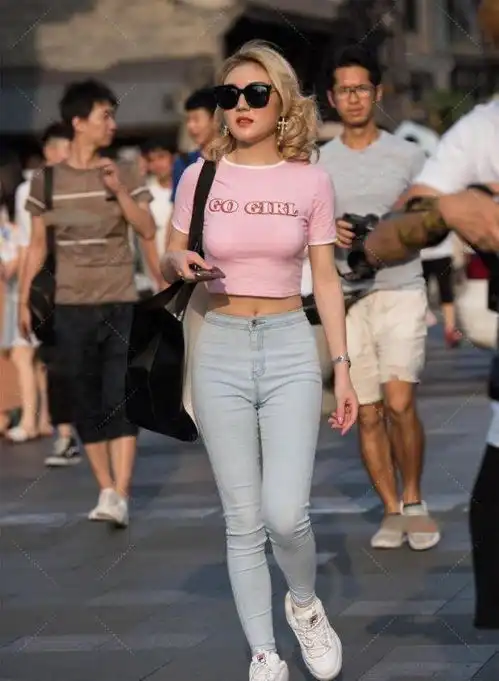 粉色短袖搭配灰色牛仔裤,真是满满的女神之美,时尚百搭